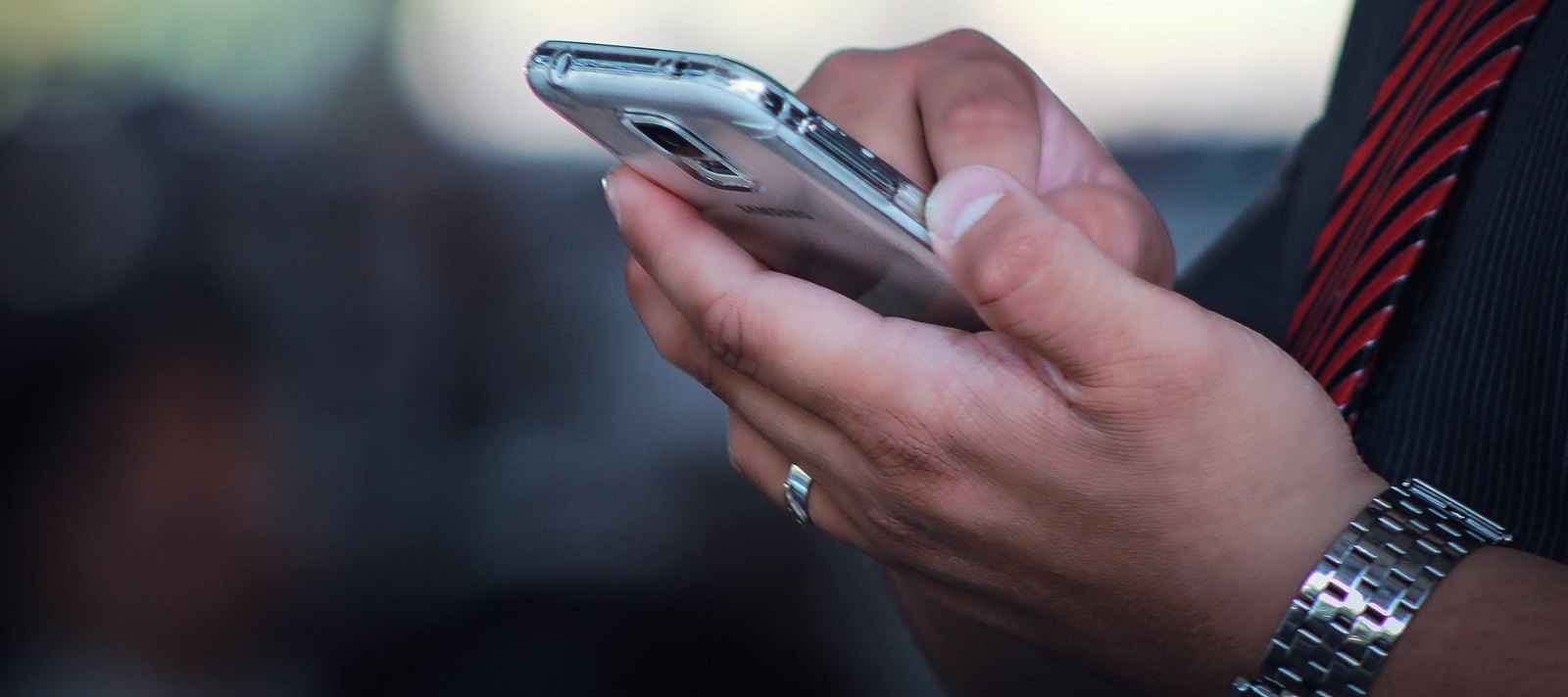 Cyberoszuści wysyłają do wytypowanych osób maile i SMS-y z zainfekowanymi linkami