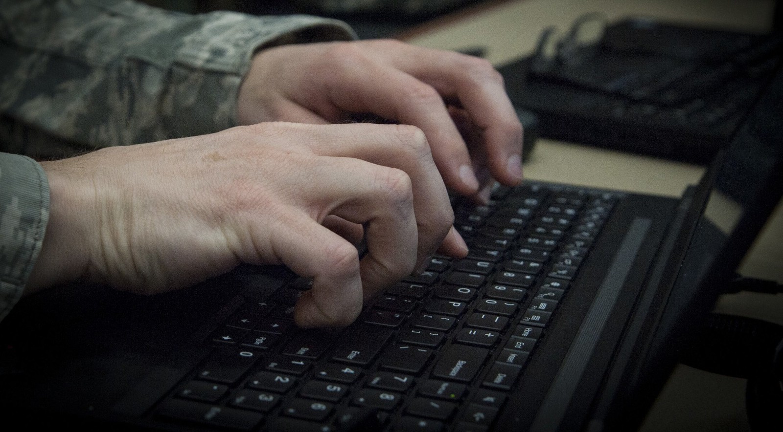 wojskowy piszący na klawiaturze