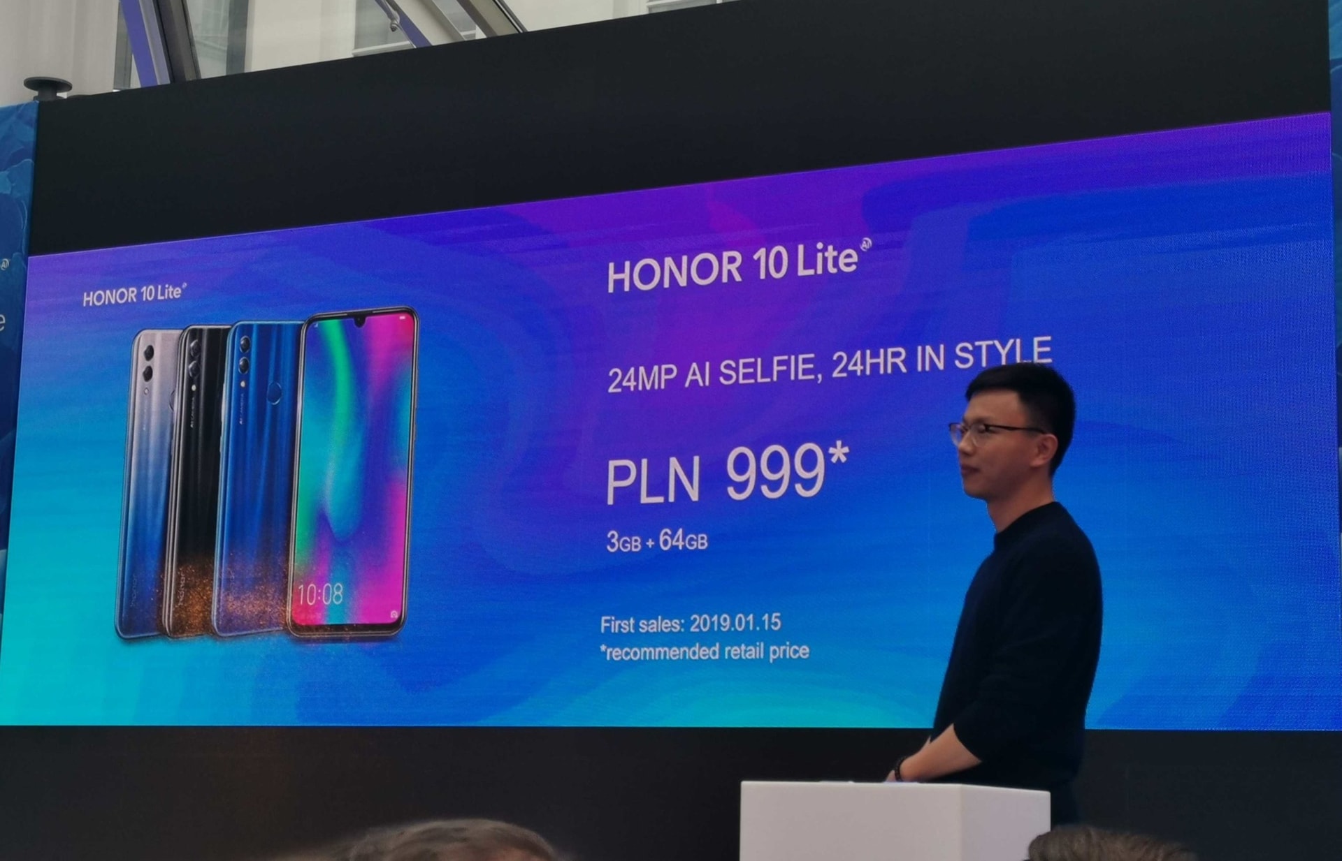 mężczyzna prezentujący Honor 10 Lite