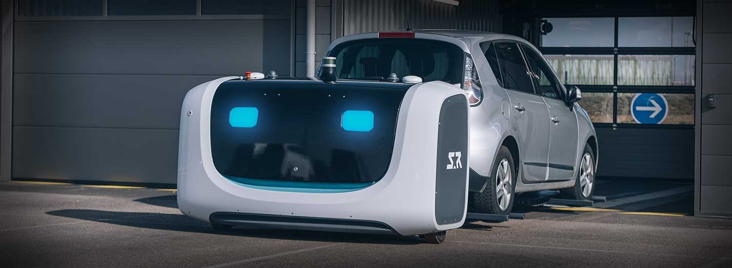 autonomiczny robot na parkingu lotniska gatwick