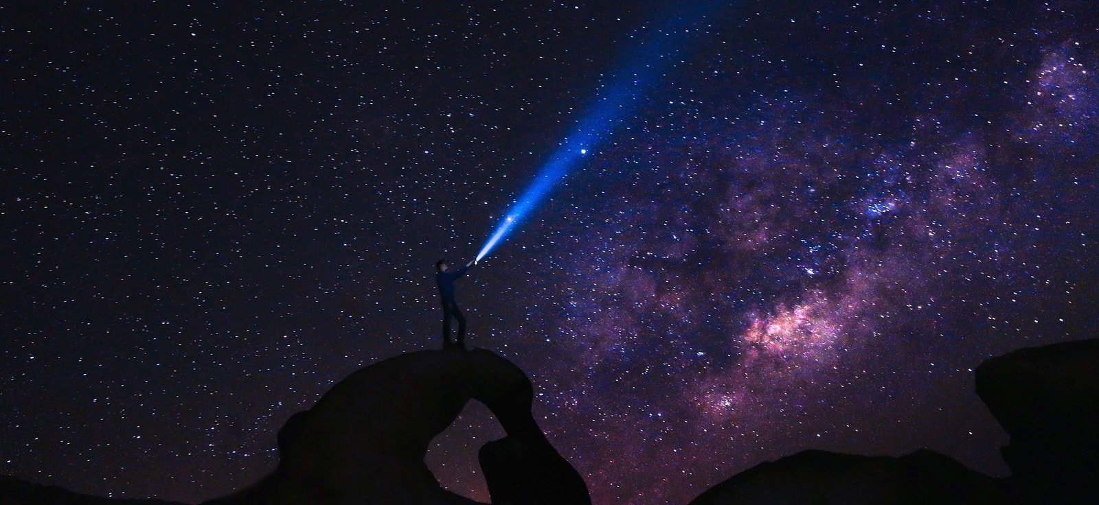 gwiaździste niebo nocą