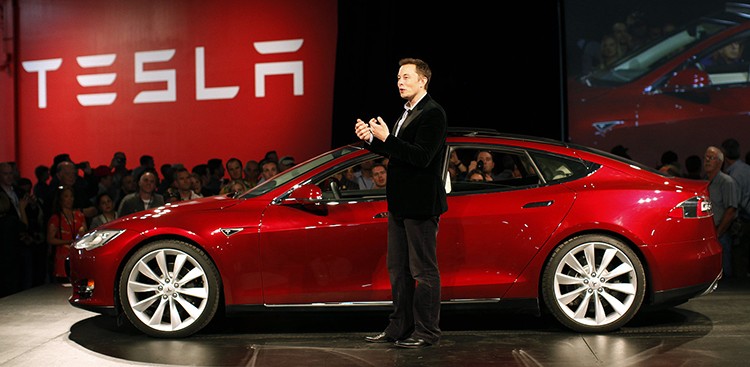 Tesla będzie sama ubezpieczać samochody klientów