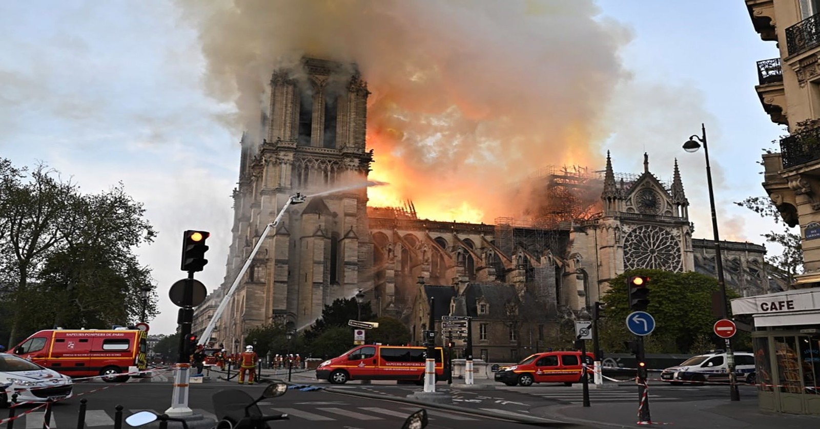 YouTube połączył pożar Notre Dame z atakiem na WTC