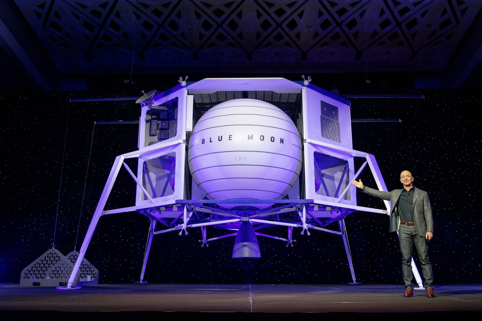 Jeff Bezos pokazał w Waszyngtonie lądownik księżycowy Blue Moon