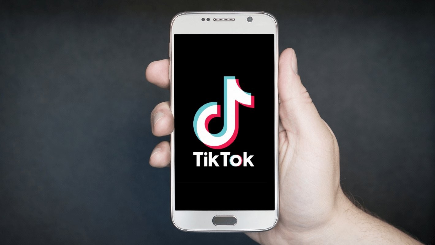Smartfon z logiem TikTok na ekranie.