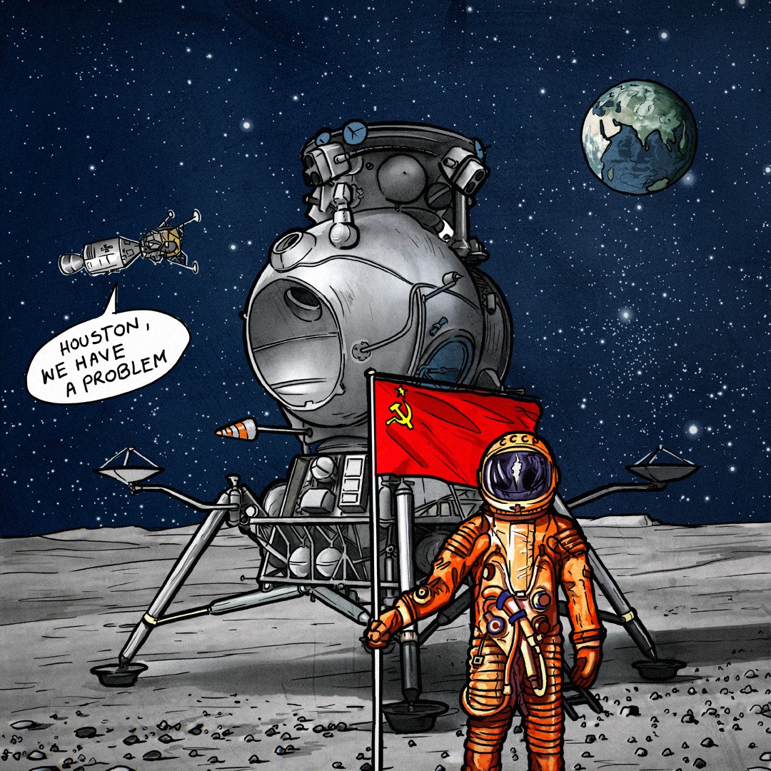 Astronauta w pomarańczowym kombinezonie stoi z chińską flagą obok lądownika na Księżycu, w tle Ziemia i przelatujący inny lądownik: "Houston, we have a problem".