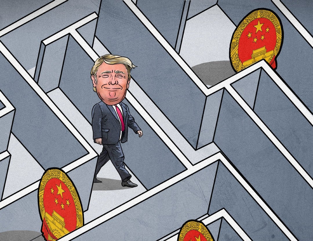 Wielkogłowy Donald Trump w szarym labiryncie, po którym poruszają się też godła Chińskiej Republiki Ludowej.