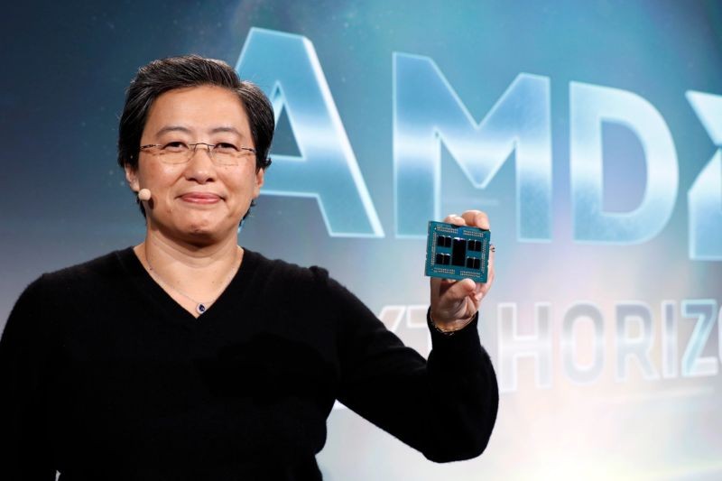 Lisa Su, CEO AMD, prezentuje procesor AMD EPYC &#8220;Rome&#8221; podczas Computexu (fot. AMD)
