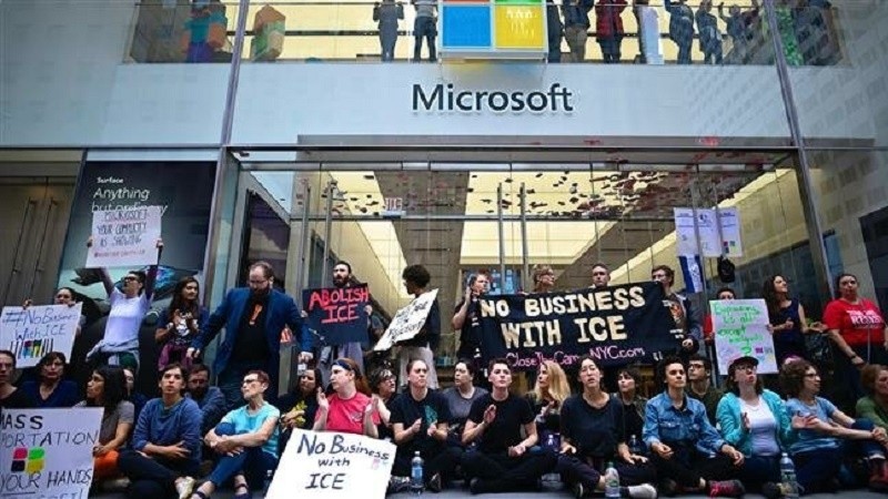 Przeciwnicy Trumpa zablokowali nowojorski sklep Microsoftu