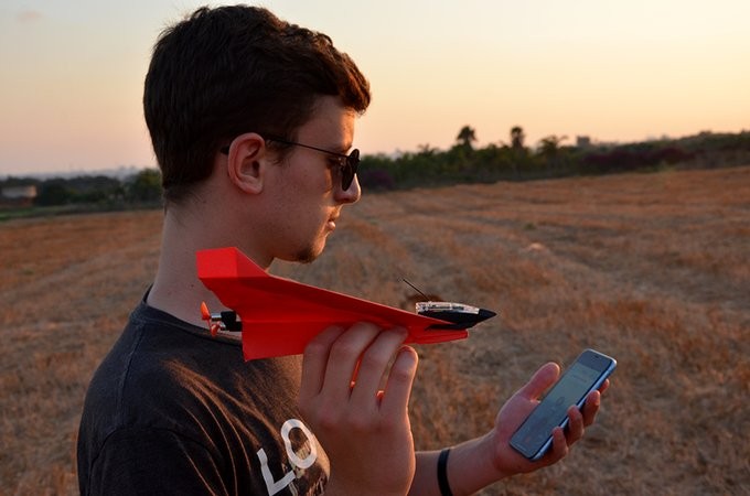 Papierowy samolot sterowany smartfonem