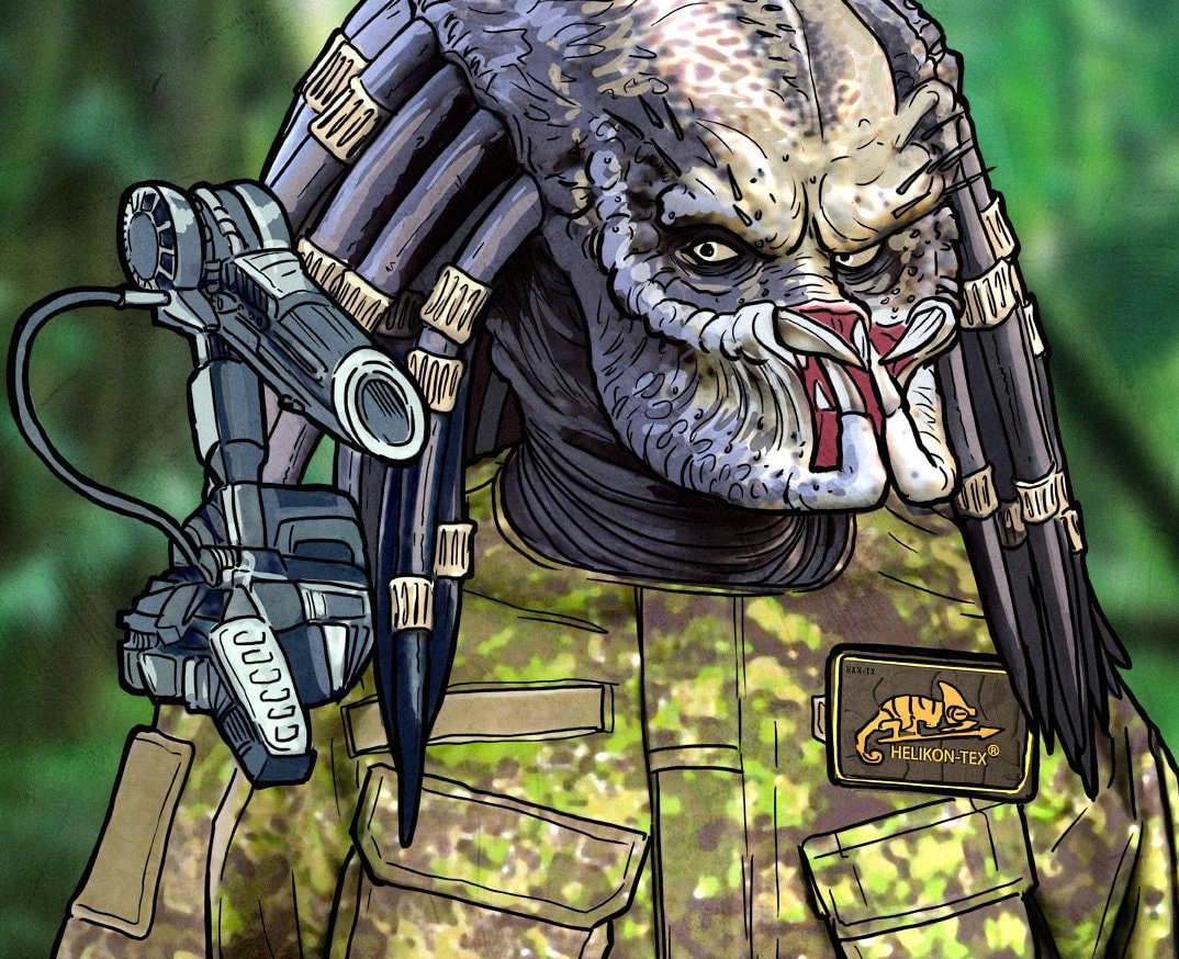 Predator w moro Helikon-Tex z odsłoniętą głową i działkiem na ramieniu.