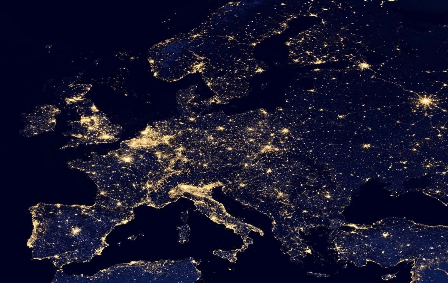 ESA musi opisać milion zdjęć zrobionych nocą z ISS