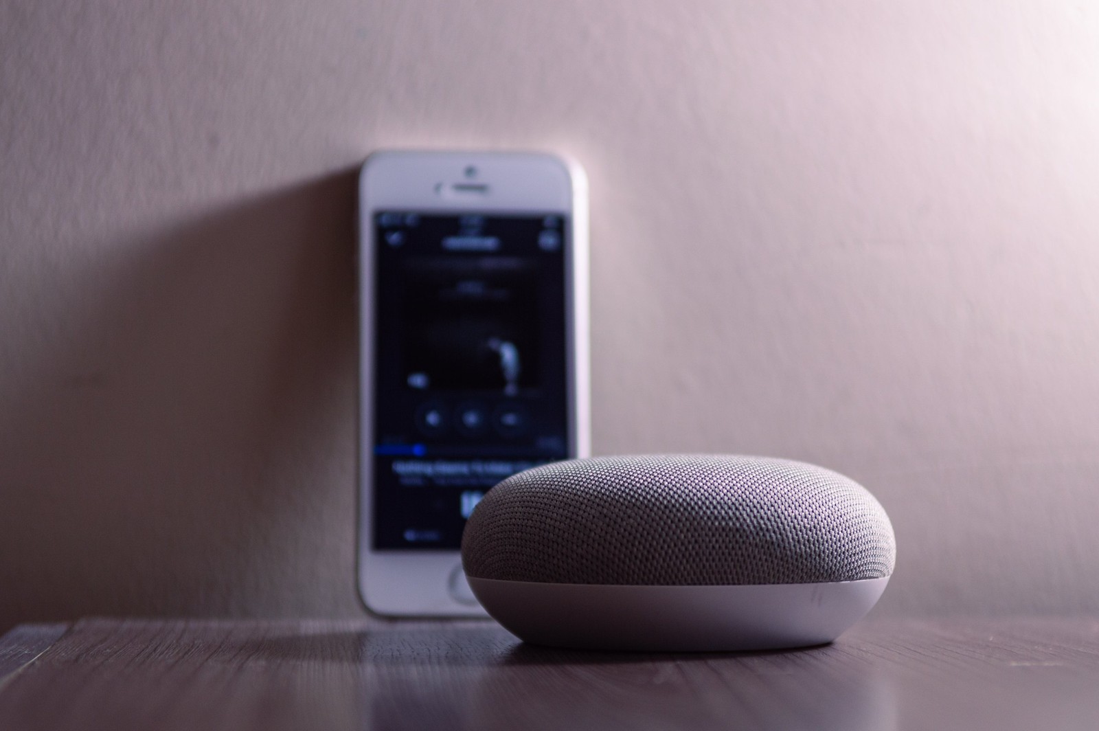 smart głośnik google home mini i iphone