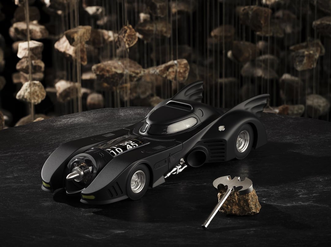Fani Batmana! Spójrzcie na ten biurkowy zegar Batmobil
