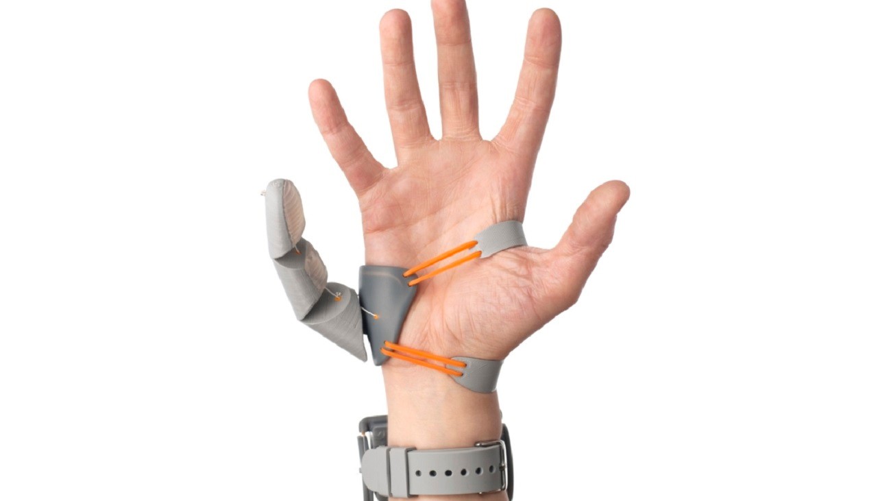 Ten robotyczny kciuk może poprawić nasz chwyt. Sterowanie nim jest bardzo intrygujące