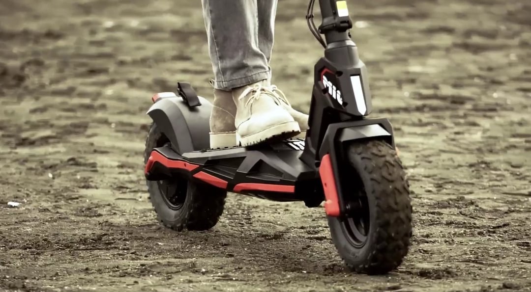 Elektryczna hulajnoga Mig od Bad Bike zawalczy w terenie oponami