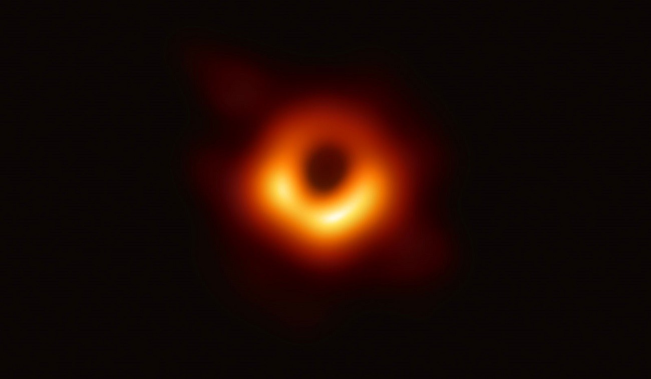 Słynne zdjęcie czarnej dziury wynikiem błędu? Astronomowie stawiają zarzuty