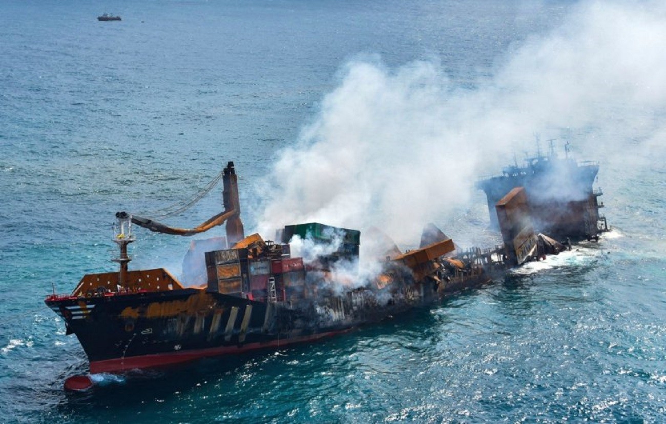 Statek wypełniony chemikaliami to tykająca ekologiczna bomba. Kontenerowiec stanął w płomieniach