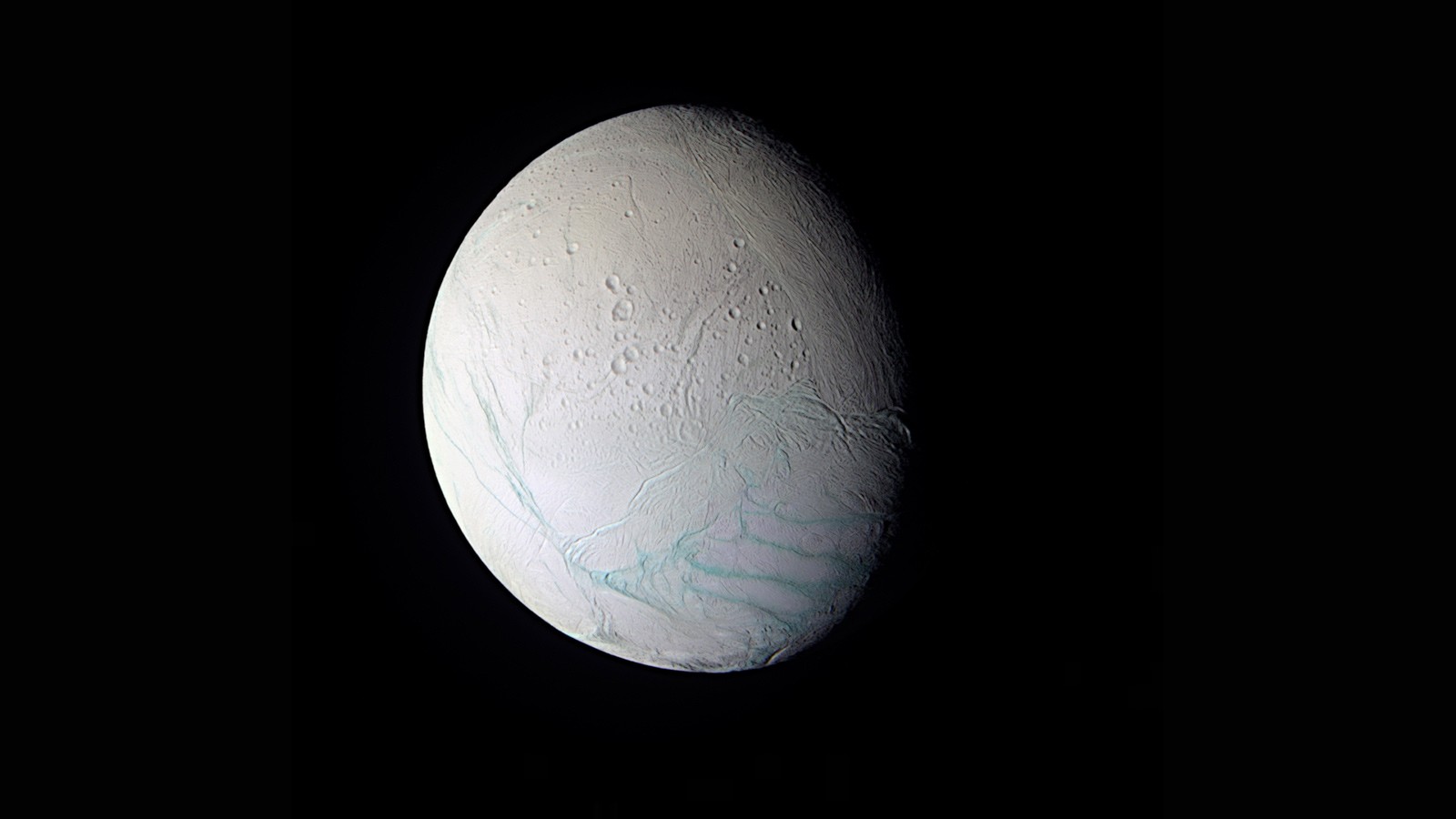Zima na Enceladusie. Na księżycu Saturna śniegu nie brakuje. Aż trudno uwierzyć, jak grube są jego warstwy