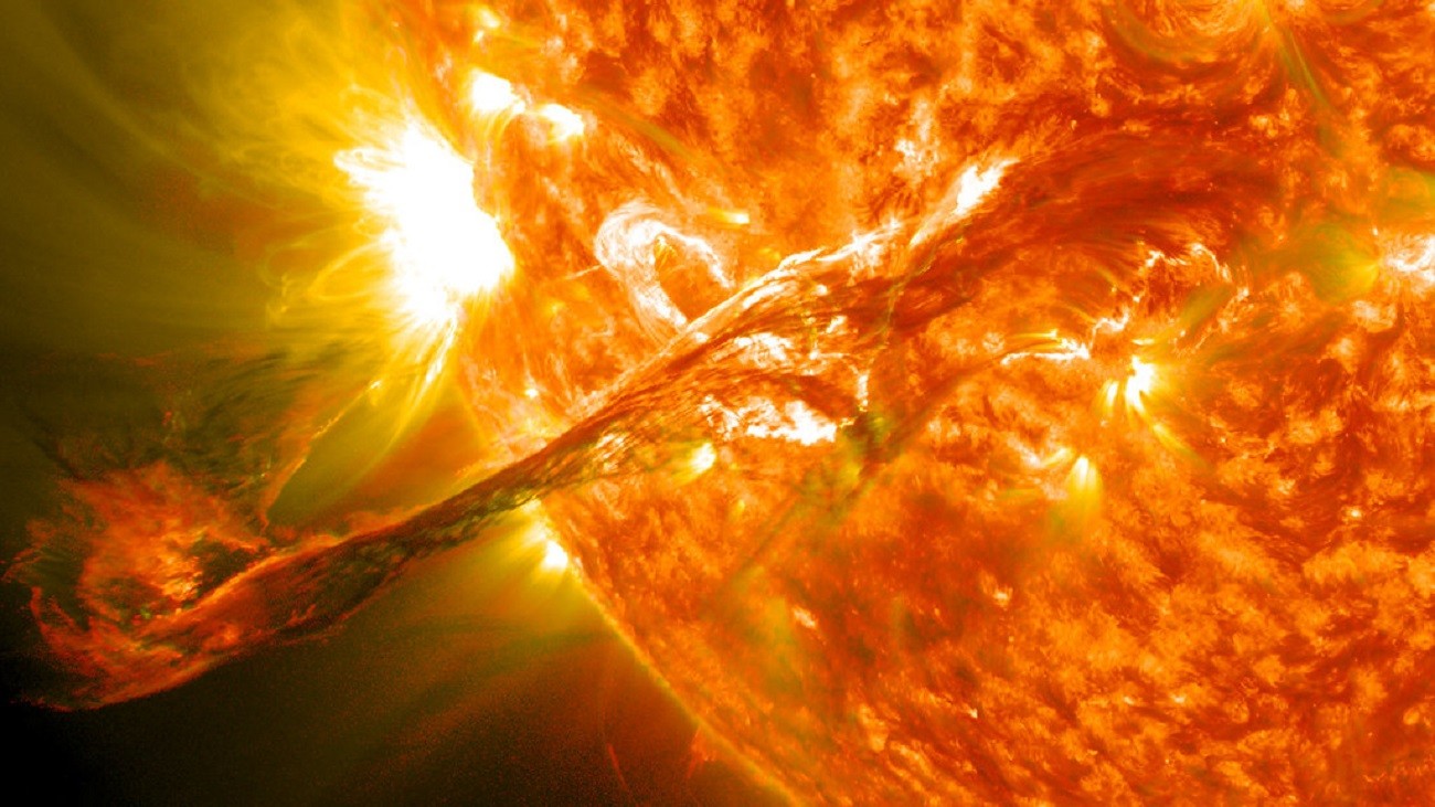 W Ziemię uderzył rozbłysk słoneczny. Co wiemy na jego temat?