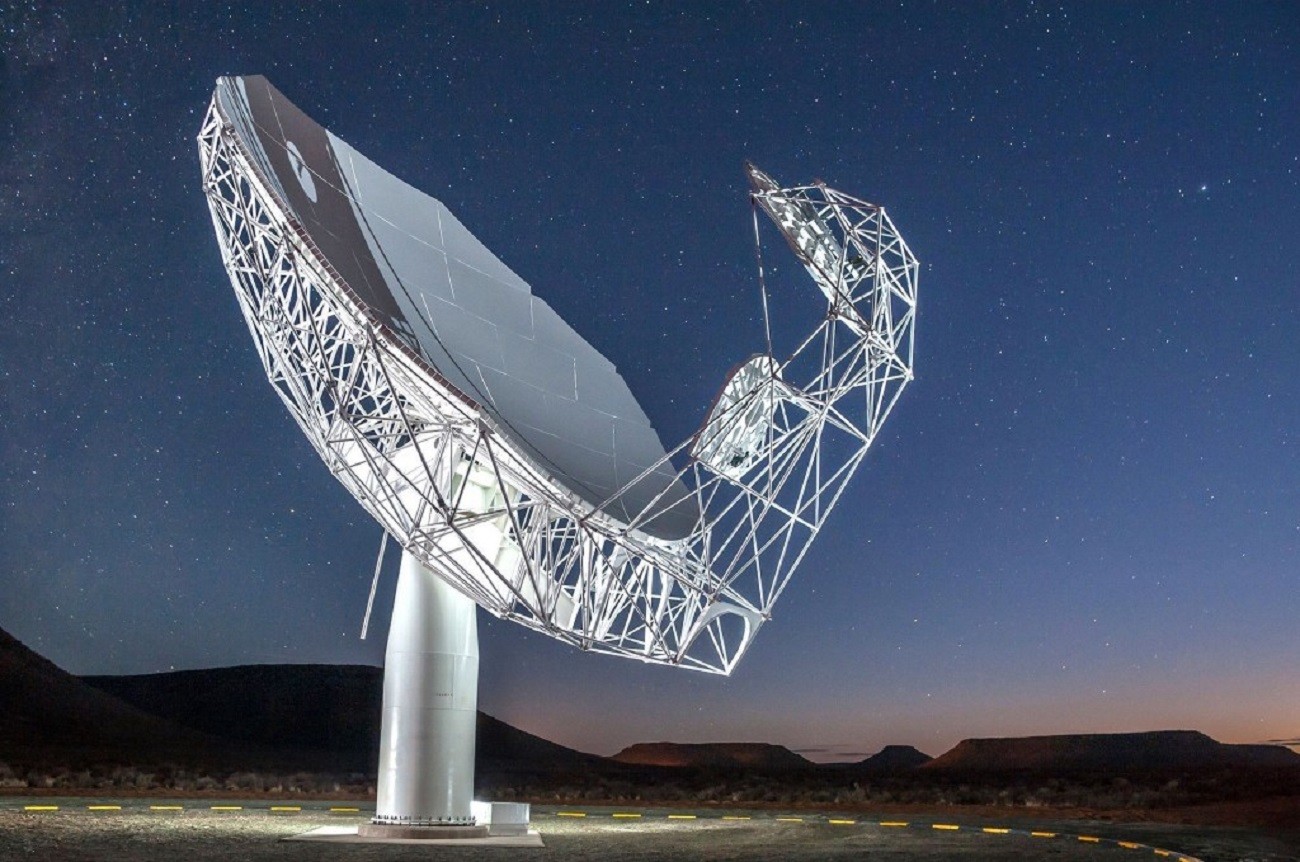 Radiogalaktyka uchwycona przez teleskop MeerKAT. Zobaczcie efektowną wizualizację