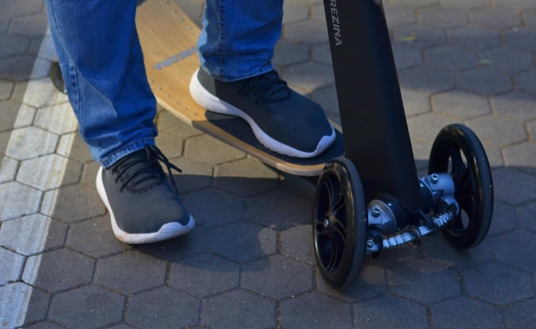 Drezina to z pewnością najdziwniejsza hulajnoga mechaniczna, jaką zobaczycie