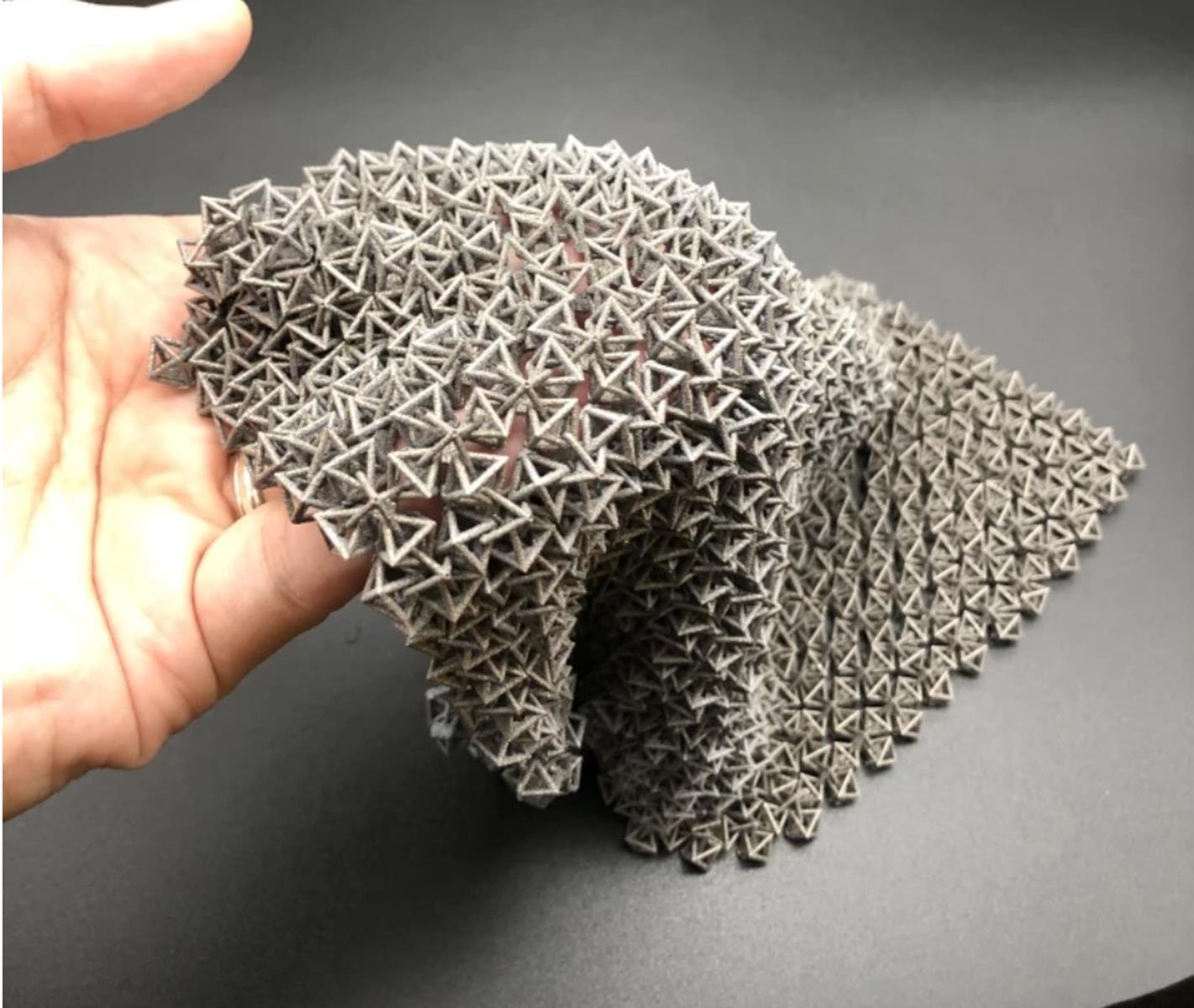 Tkanina strukturalna, nowa generacja materiału na wzór kolczugi