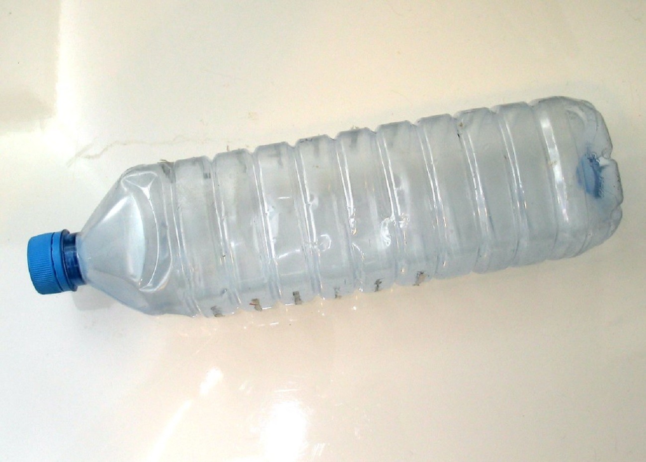 Woda butelkowana ma katastrofalny wpływ na środowisko. Nowe badania pokazują, dlaczego warto wybrać kranówkę
