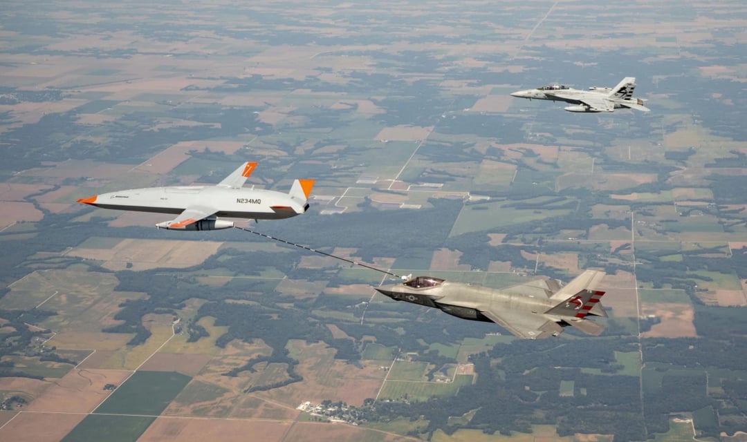 Bezzałogowy dron zatankował myśliwiec 5. generacji w locie. To pierwszy taki test z udziałem MQ-25 i F-35C