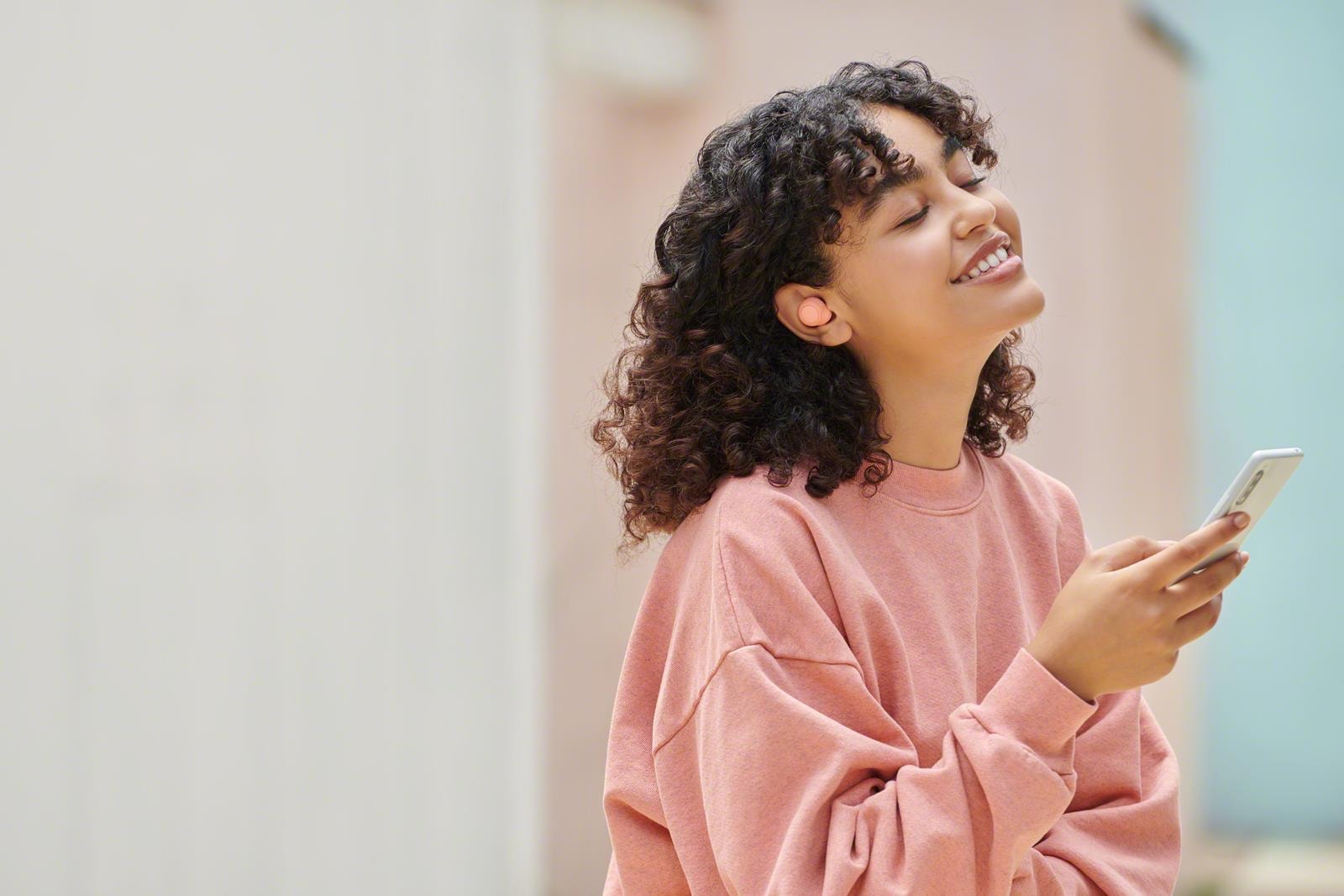 Nowe bezprzewodowe słuchawki Sony, dokanałowe WF-C500, nauszne WH-XB910N