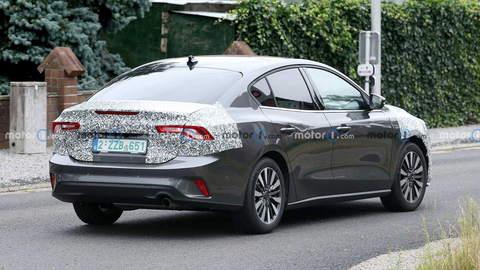 Odświeżony Ford Focus wyszpiegowany, zdjęcia sedana Focusa po lifcie, Ford Focus sedan,