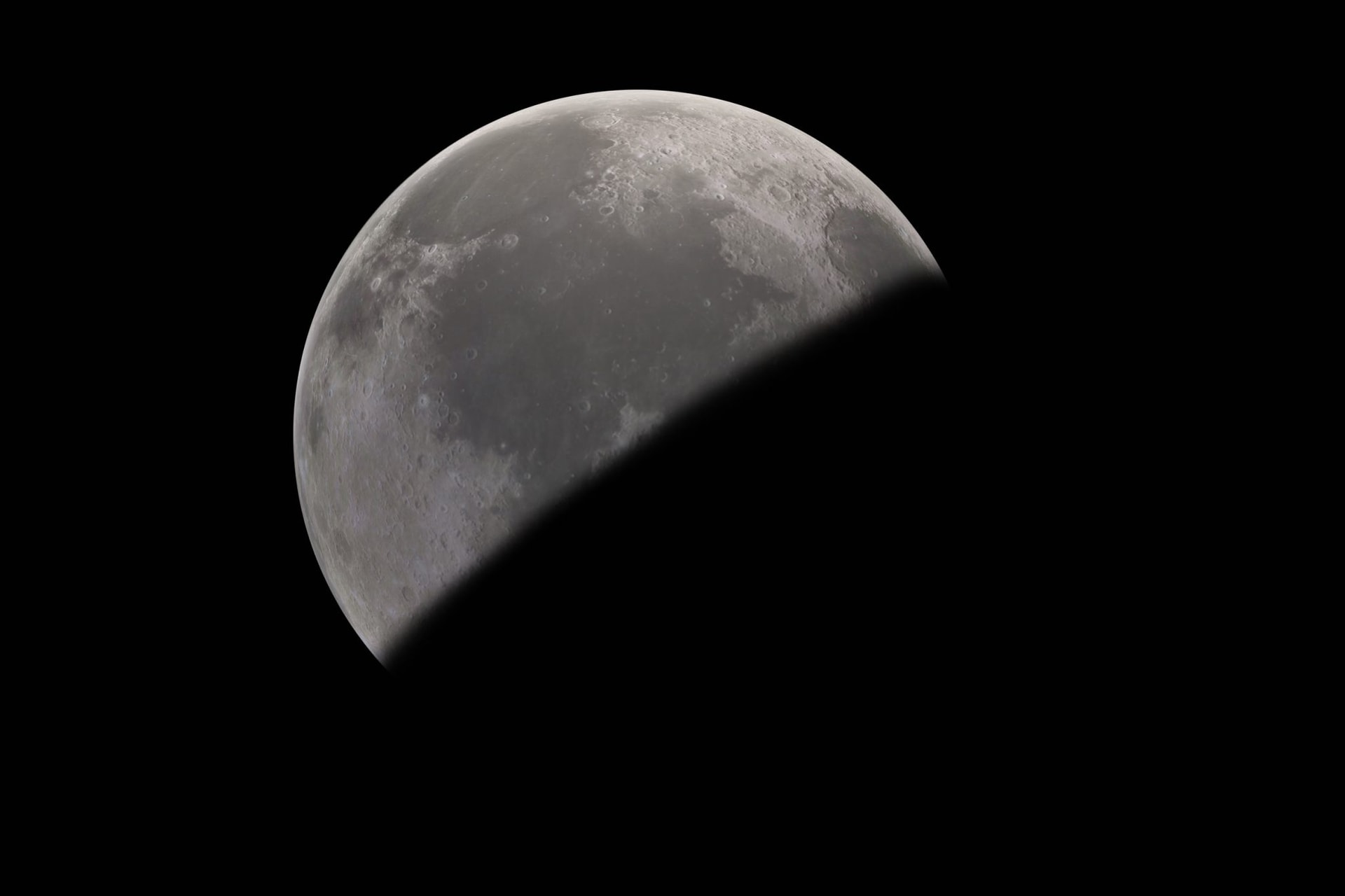 Księżycowy regolit można zamienić w wodę i tlen – ale jak?