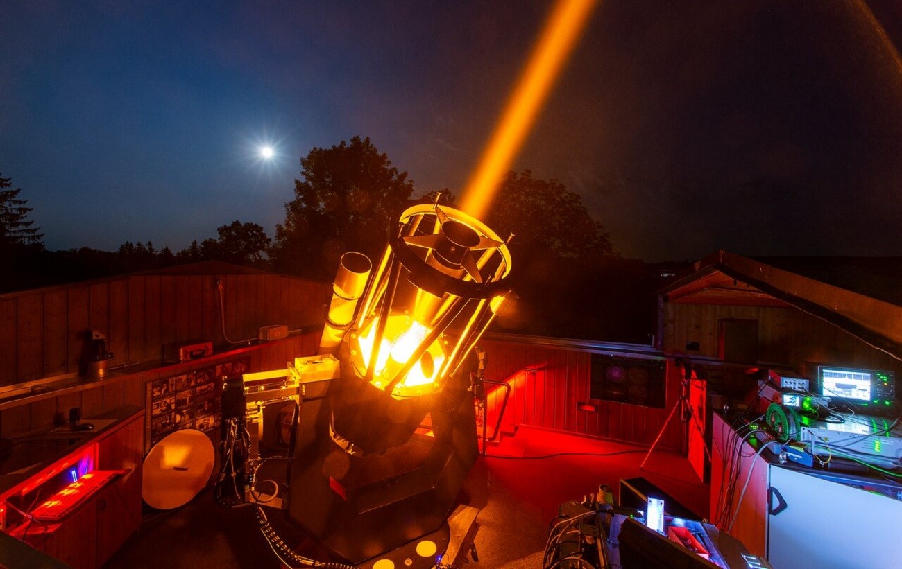 ESO ma nowy laser. Wzrost jego mocy ułatwi tworzenie sztucznych gwiazd