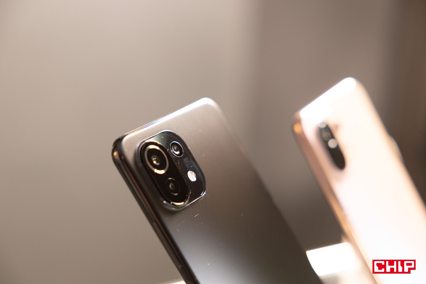 Z holenderskich salonów znikają drogie smartfony. To efekt fali napadów