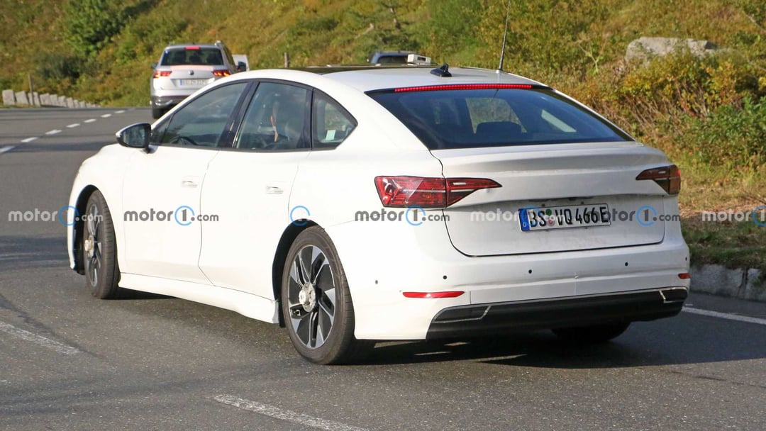 Elektryczny sedan Volkswagen Aero B wyszpiegowany w testach. Spójrzcie na zdjęcia