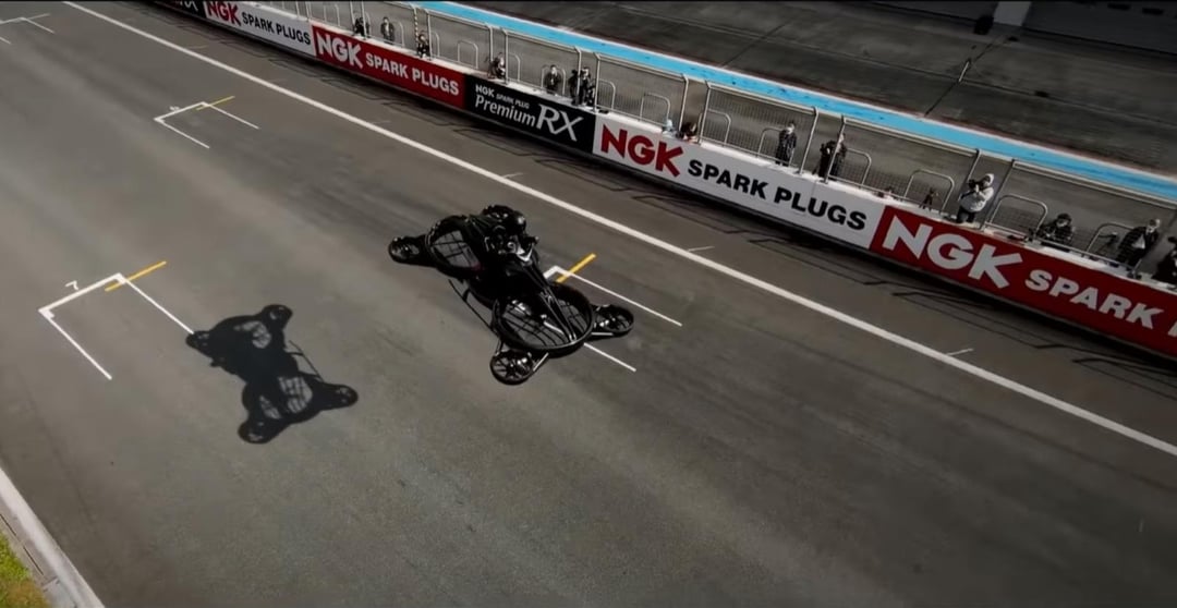 Latający motocykl za 2,7 miliona. Spójrzcie na XTurismo w akcji