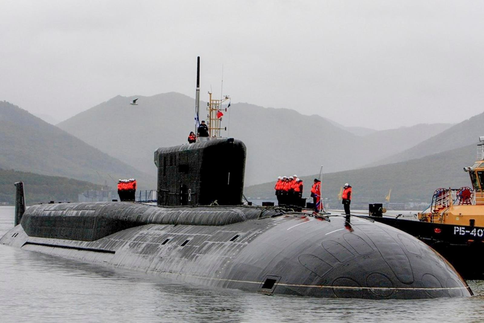 Rosja zwodowała nowy okręt podwodny. Napędza go potęga atomu, a w wyrzutniach ma pociski balistyczne
