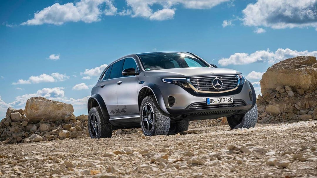 Terenowy Mercedes EQC 4×4² przyłapany w testach. Nagranie ujawniło go na czele prototypów
