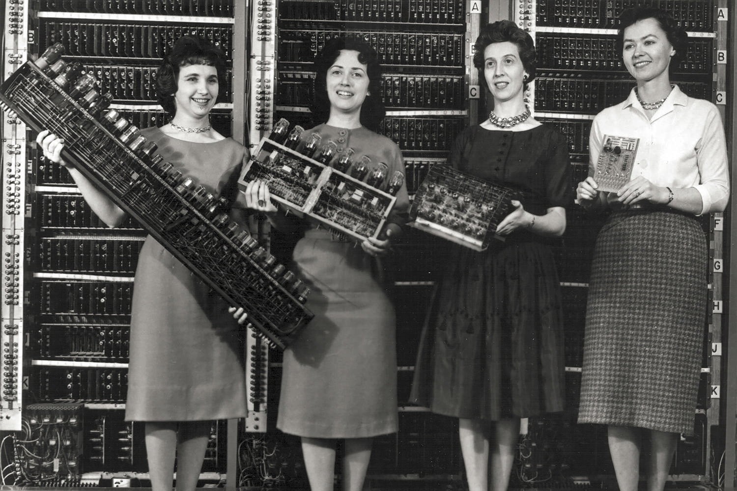 Historia kobiet w IT. Cyfrowe dziewczyny i informatyka