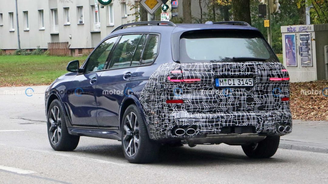 Odświeżenie Alpina XB7 na zdjęciach. Co pokazuje samochód na 2023 rok modelowy?