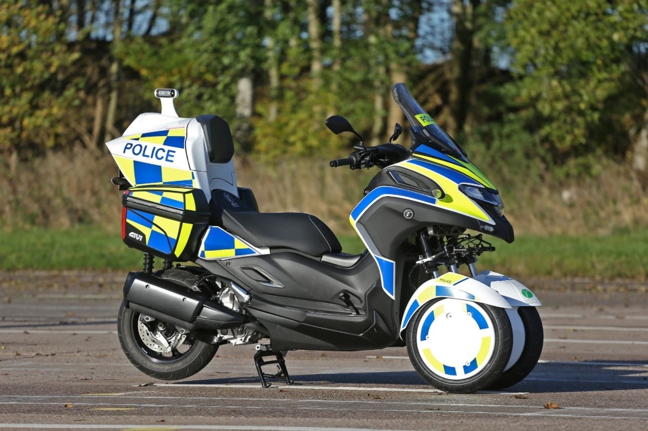 Brytyjska policja dostała nowy hybrydowy skuter z dziurą w środku