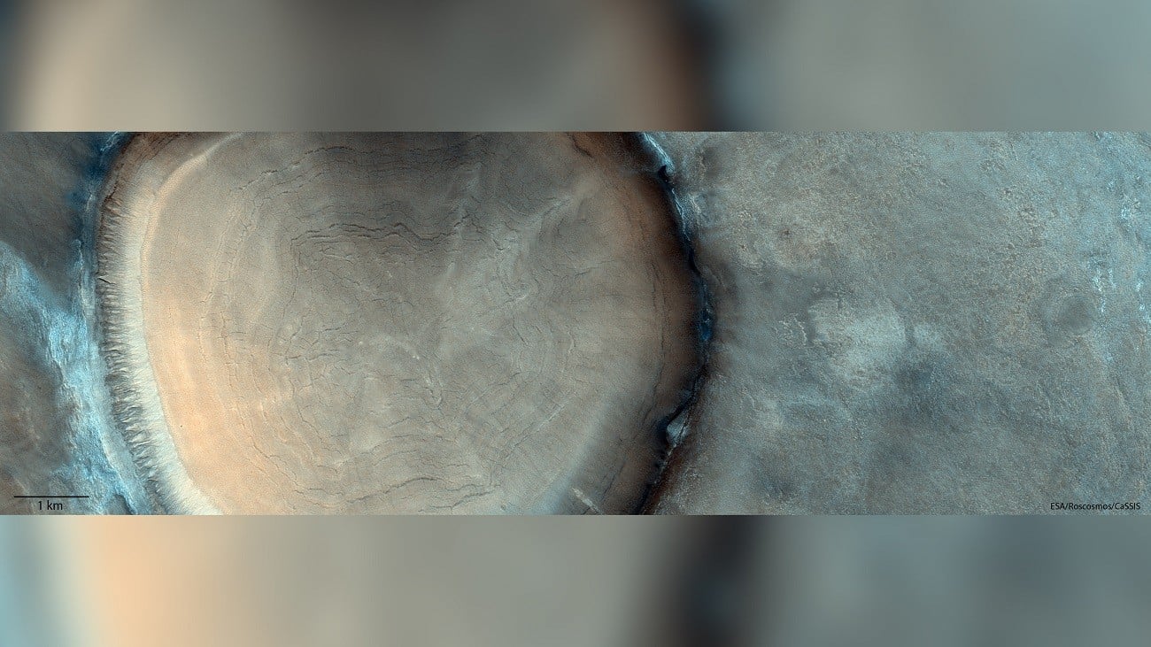 Marsjański krater wygląda niczym słoje drzewa. Skąd jego nietypowy wygląd