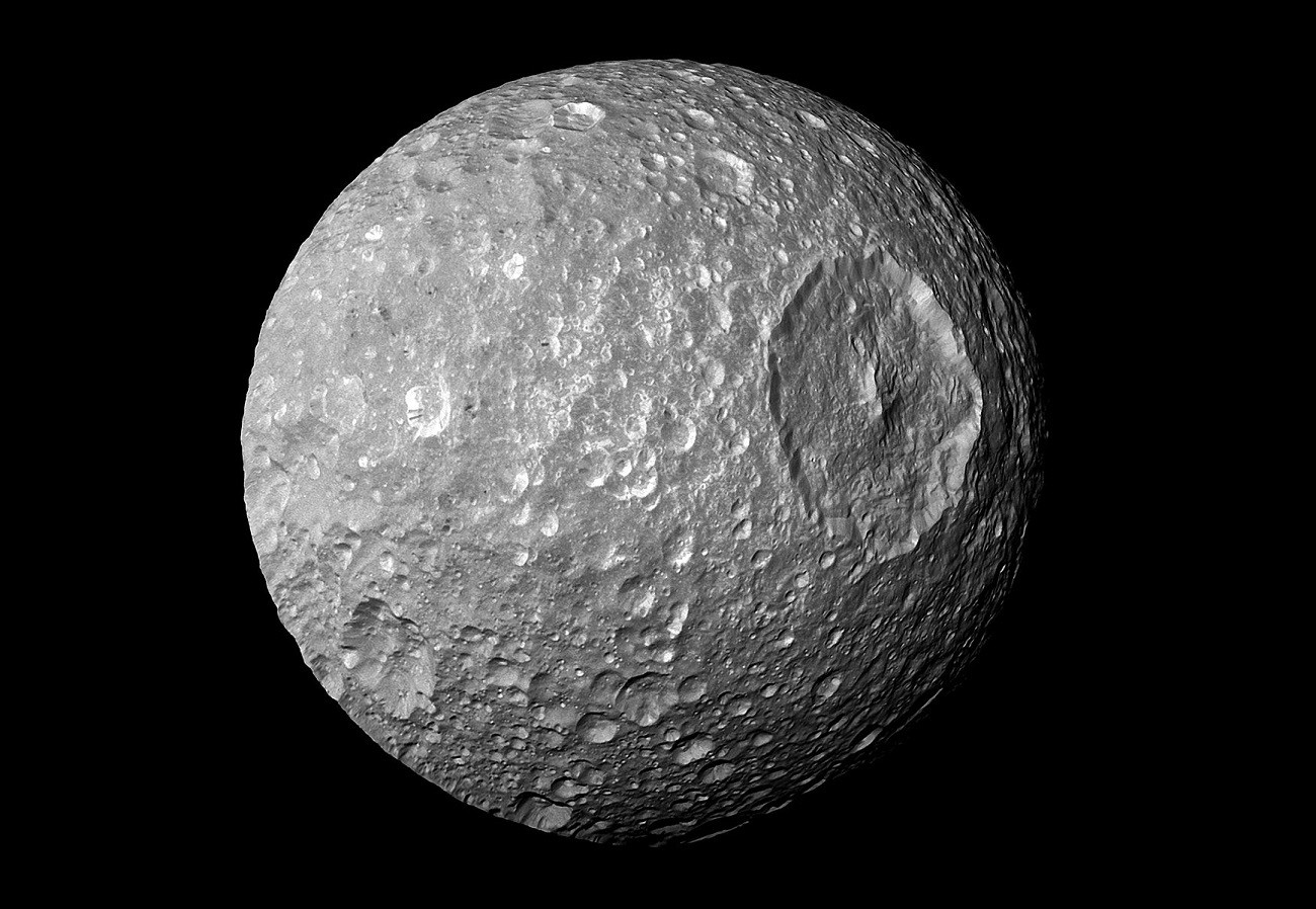 Księżyc Saturna posiada ocean? Mimas wygląda jak Gwiazda Śmierci i zaskakuje astronomów