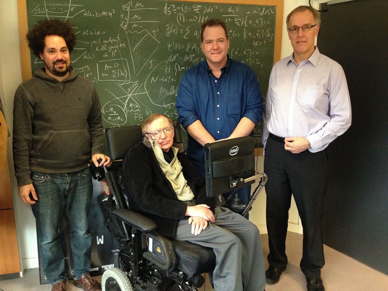 Stephen Hawking pozostawił po sobie tablicę z zapiskami. Po ponad 40 latach pokazano ją publicznie