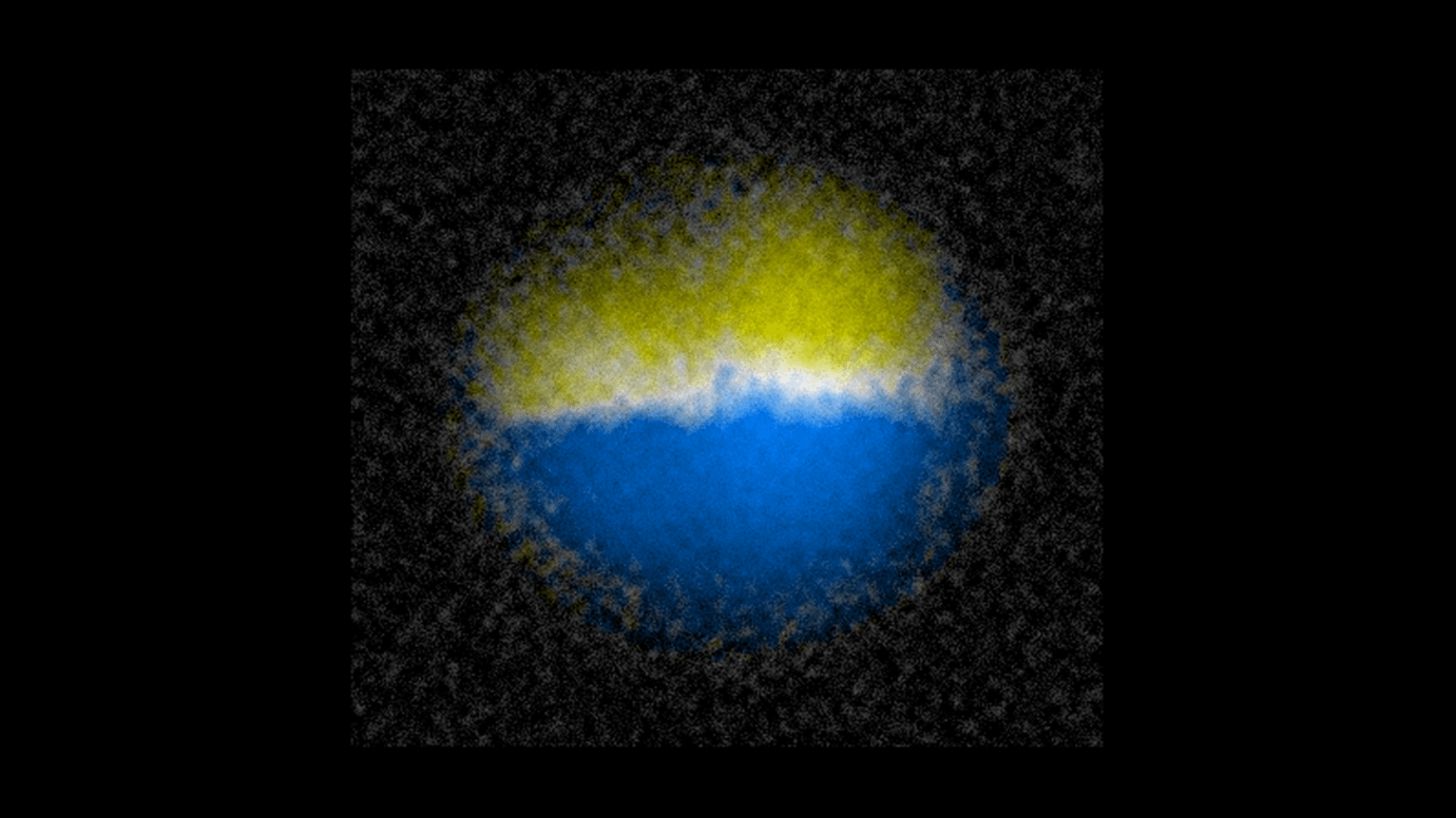 Kwantowa ściana domenowa &#8211; widoczna między dwoma grupami atomów jako jaśniejsza linia
