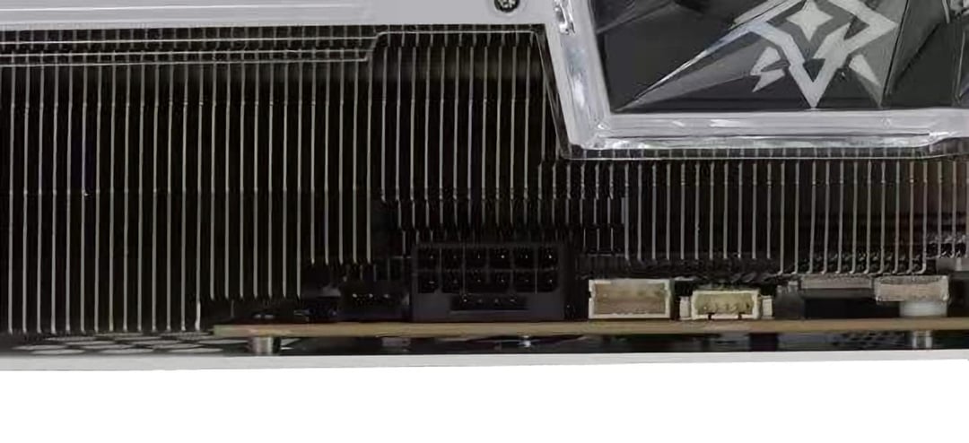 Adapter dla GeForce RTX 3090 Ti. NVIDIA planuje dorzucać do zestawu “małego potworka”