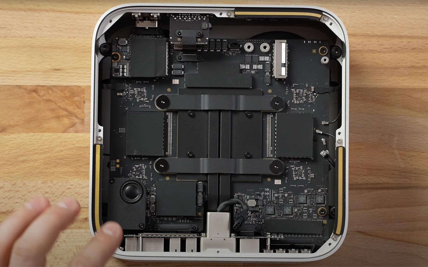 Apple M1 Ultra w Mac Studio, Apple M1 Ultra