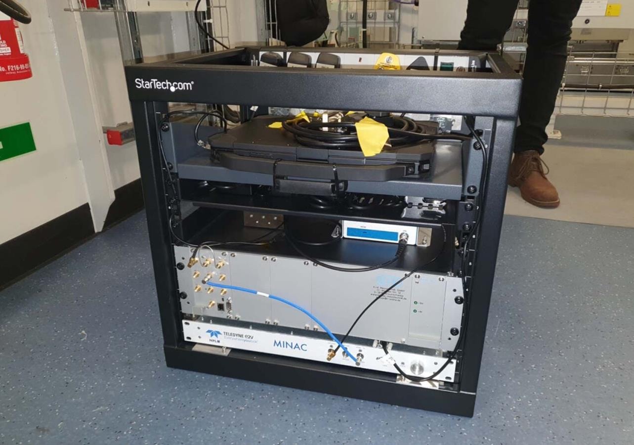 okręt z zegarem atomowym, nawodny okręt z zegarem atomowym