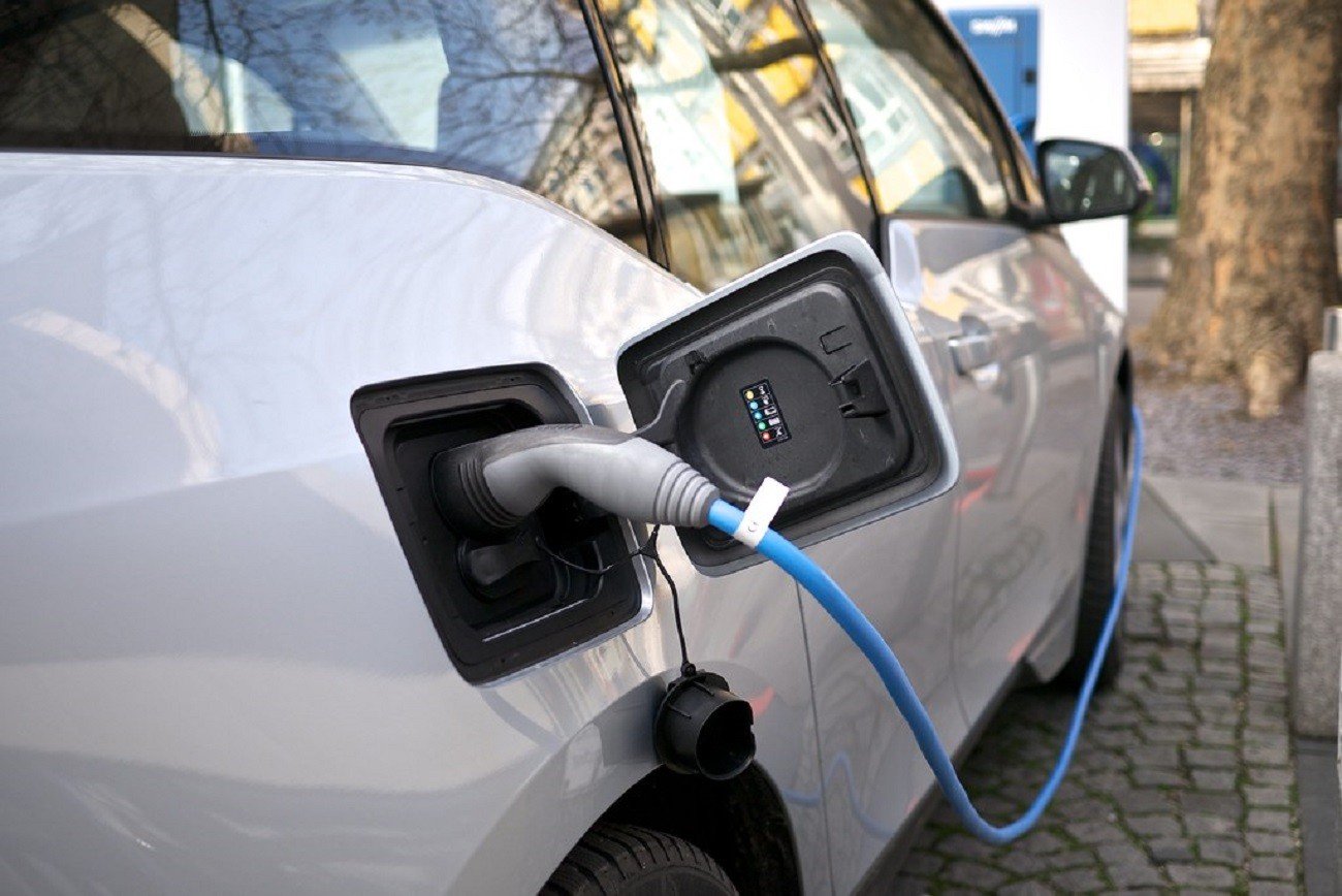Sankcje wywołały wzrost cen niklu. Jak zareaguje rynek elektrycznych samochodów?