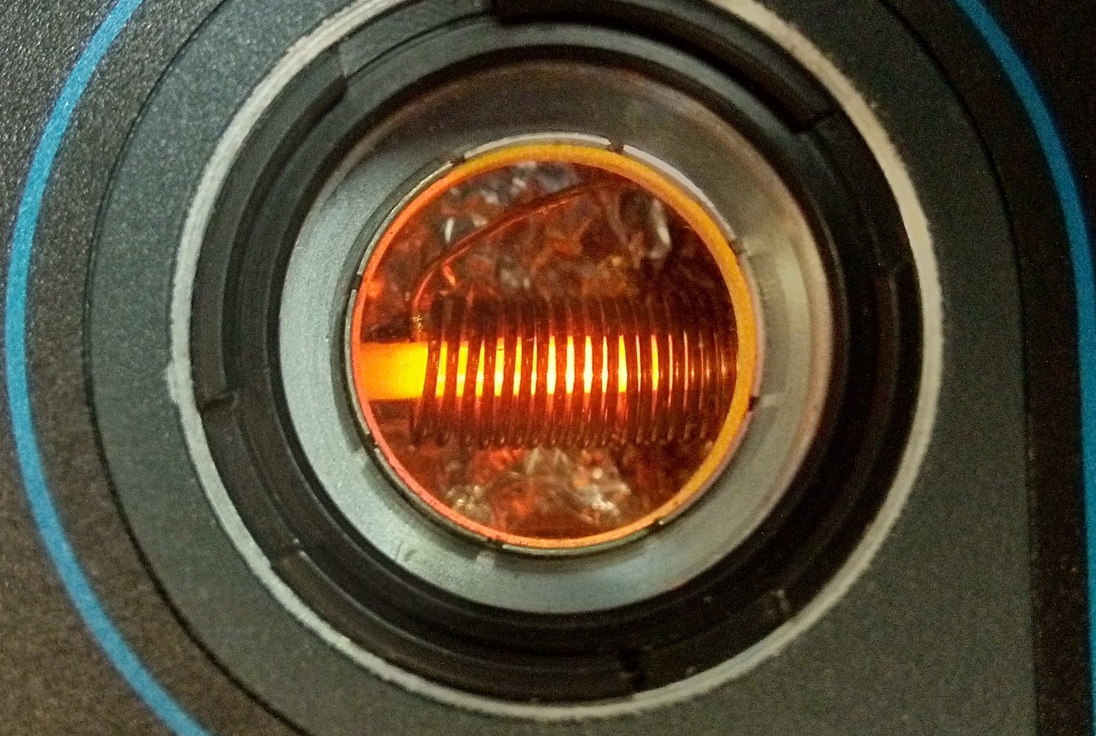 Kryształ używany do przechowywania qubitów fotonicznych i oświetlany laserem w kriostacie &#8211; przyrządzie służącym do uzyskiwania temperatur kriogenicznych
